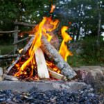 Lagerfeuer - Das Brennmaterial wird pyramidenförmig aufgebaut